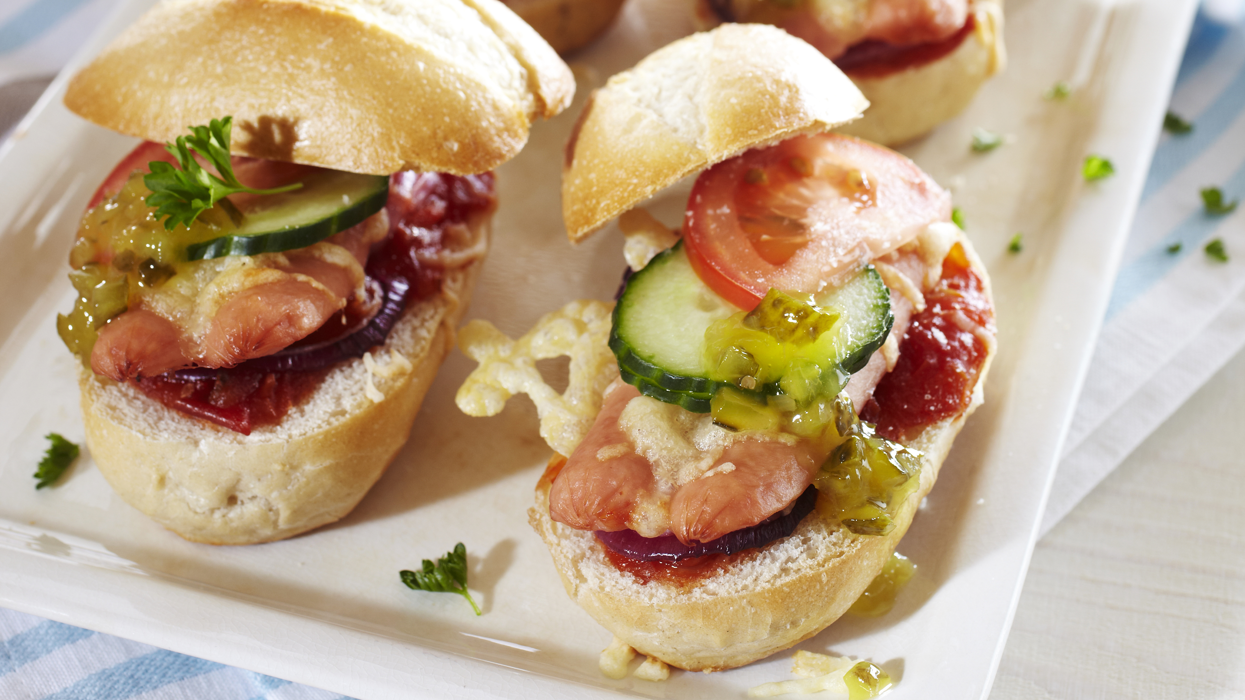 Tuliset nakkisämpylät