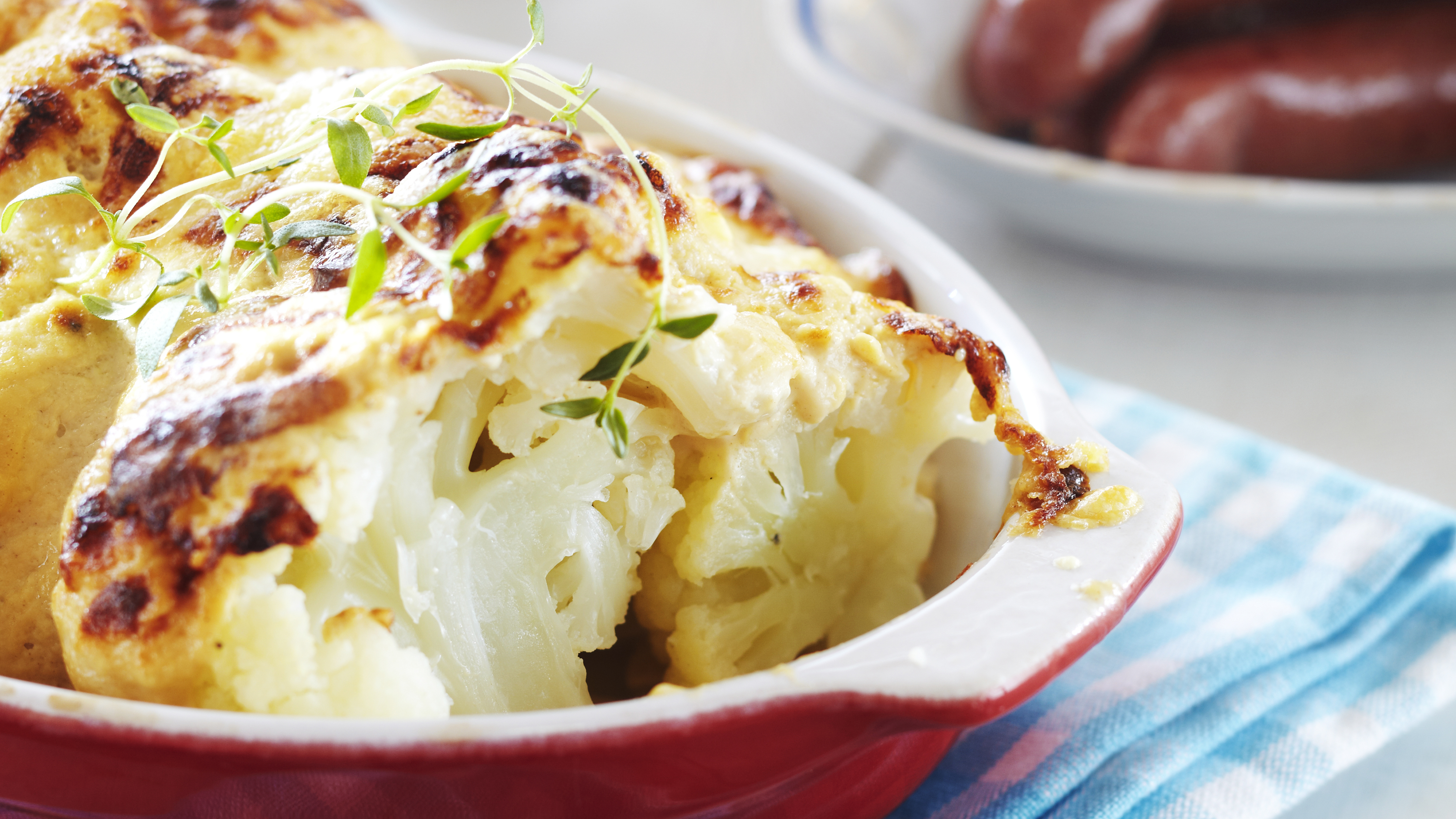 Sinappigratinoitu kukkakaali ja tomaattisalsa