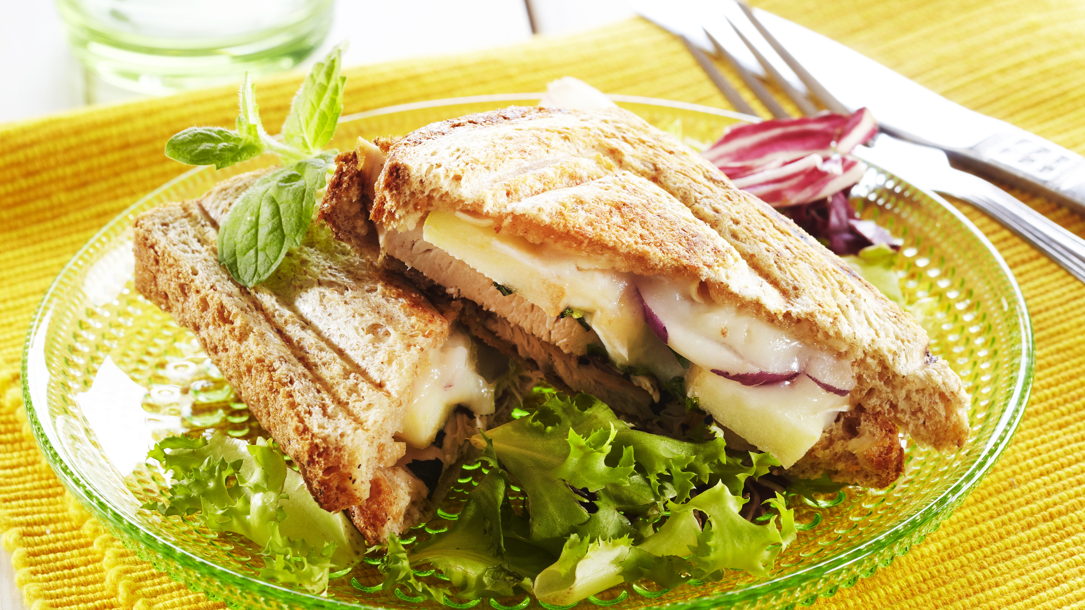 Omenainen broilerigrillileipä