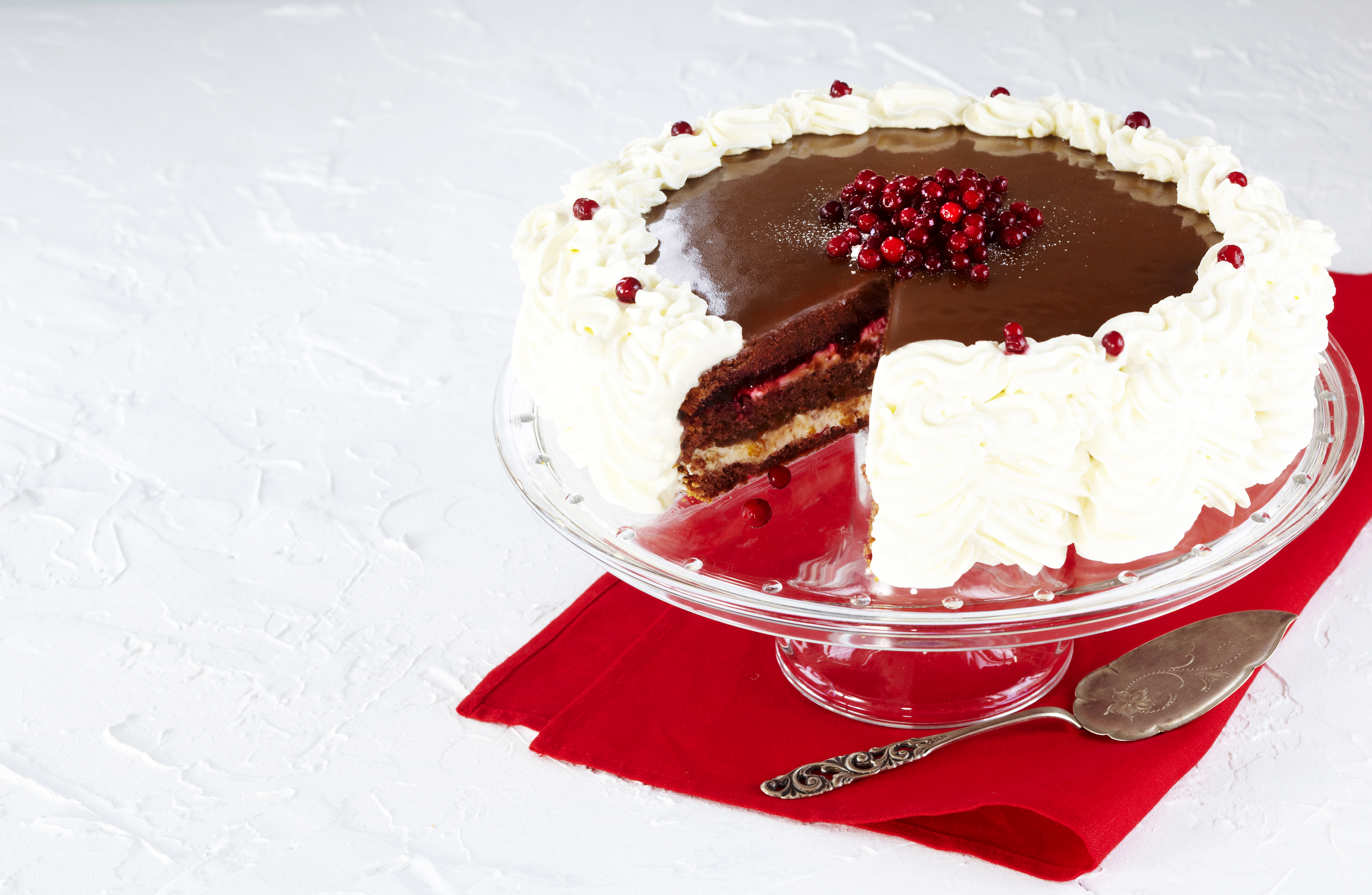 Kinuskinen lakka-puolukka-valkosuklaakakku