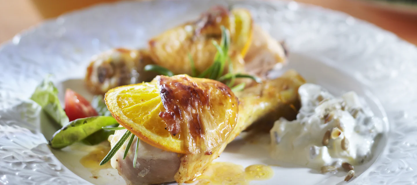 Appelsiinibroileri ja kermaviili-siemenkastike