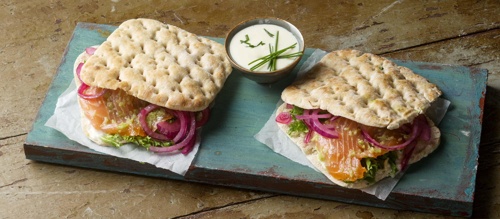 Inkiväärimarinoitu kylmäsavulohisandwich