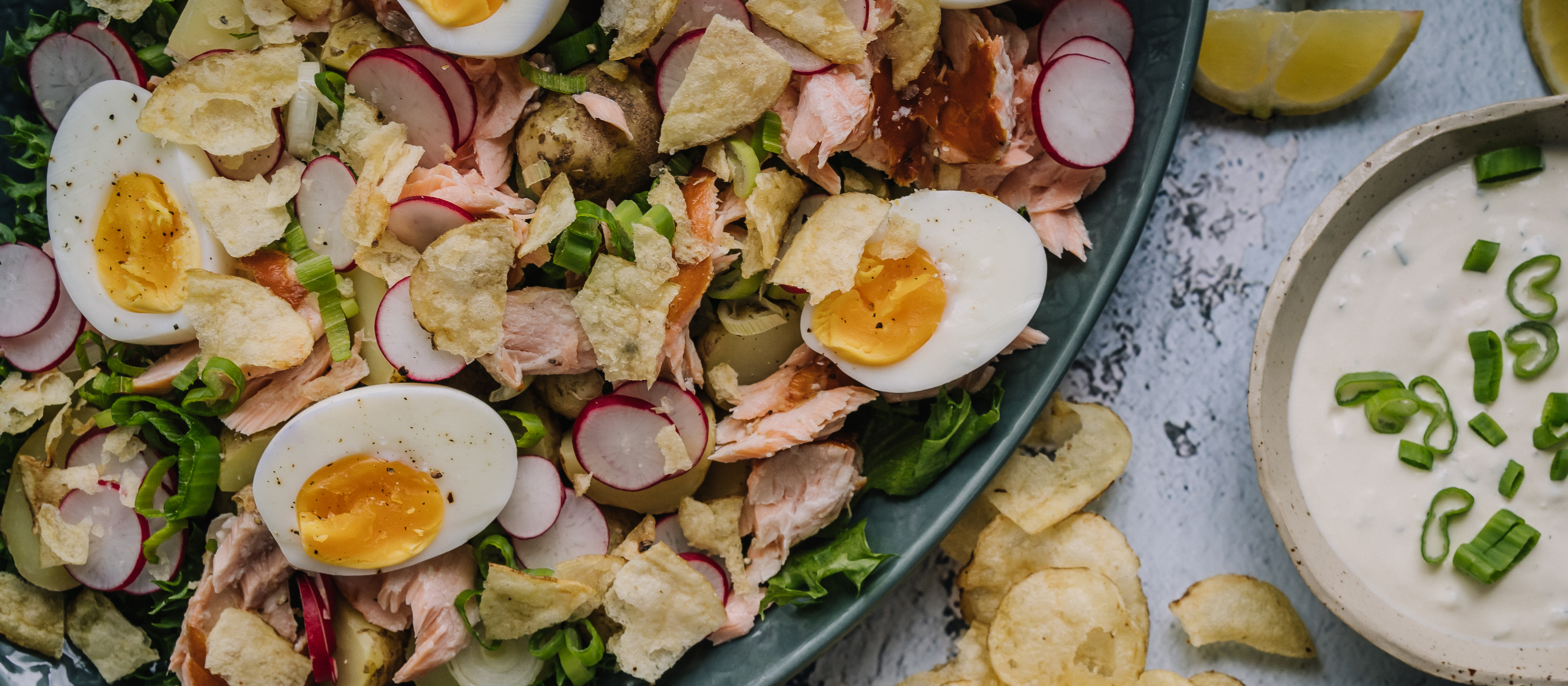 Savulohisalaatti perunalastuilla