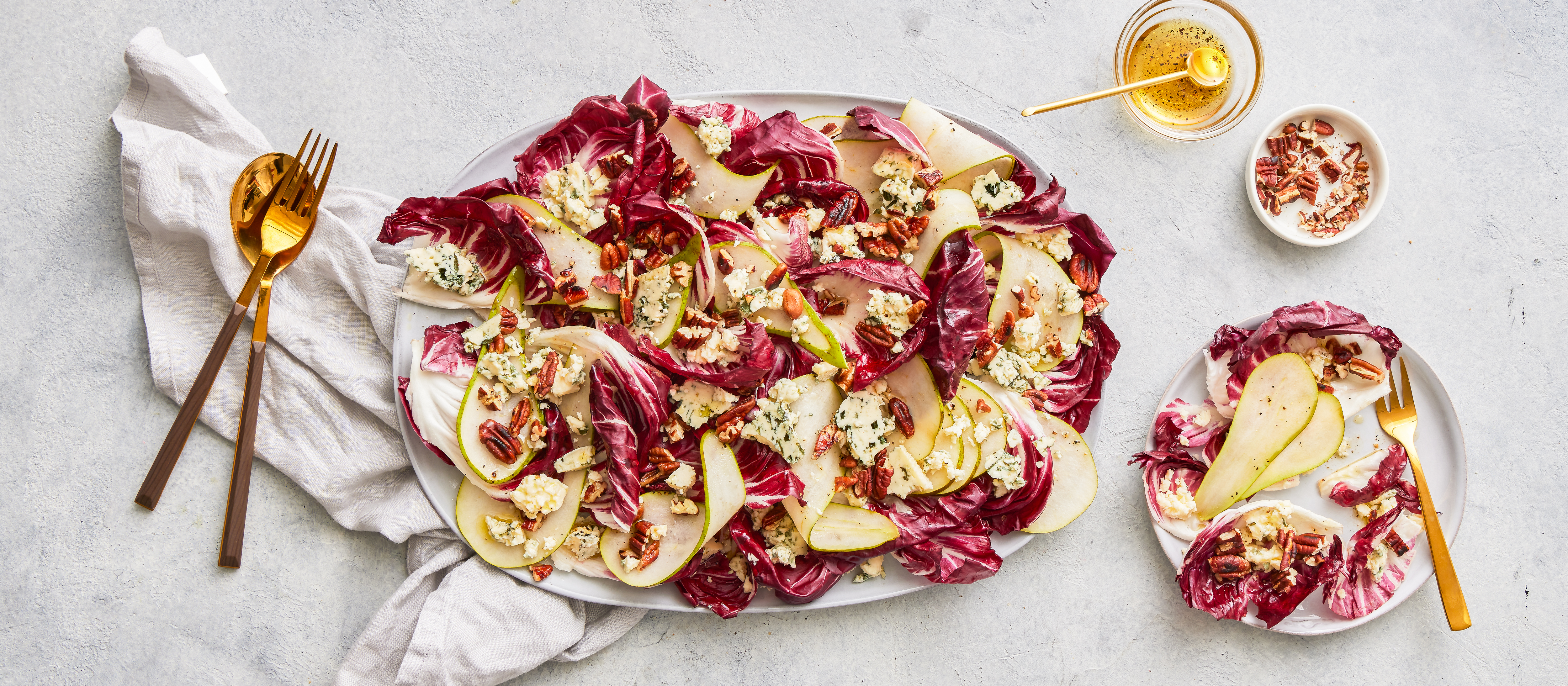 Sinihomejuusto-päärynäsalaatti