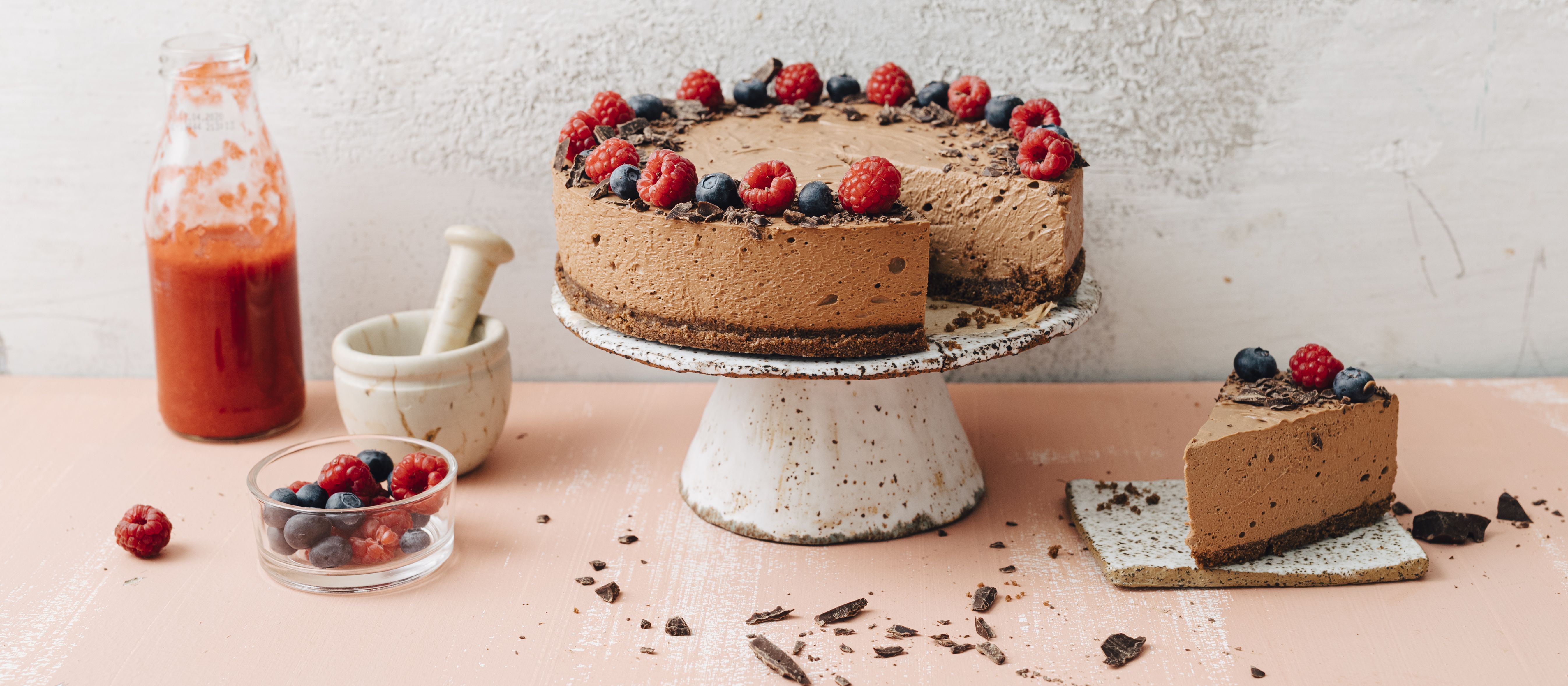 Suklaajuustokakku ja marjakastike