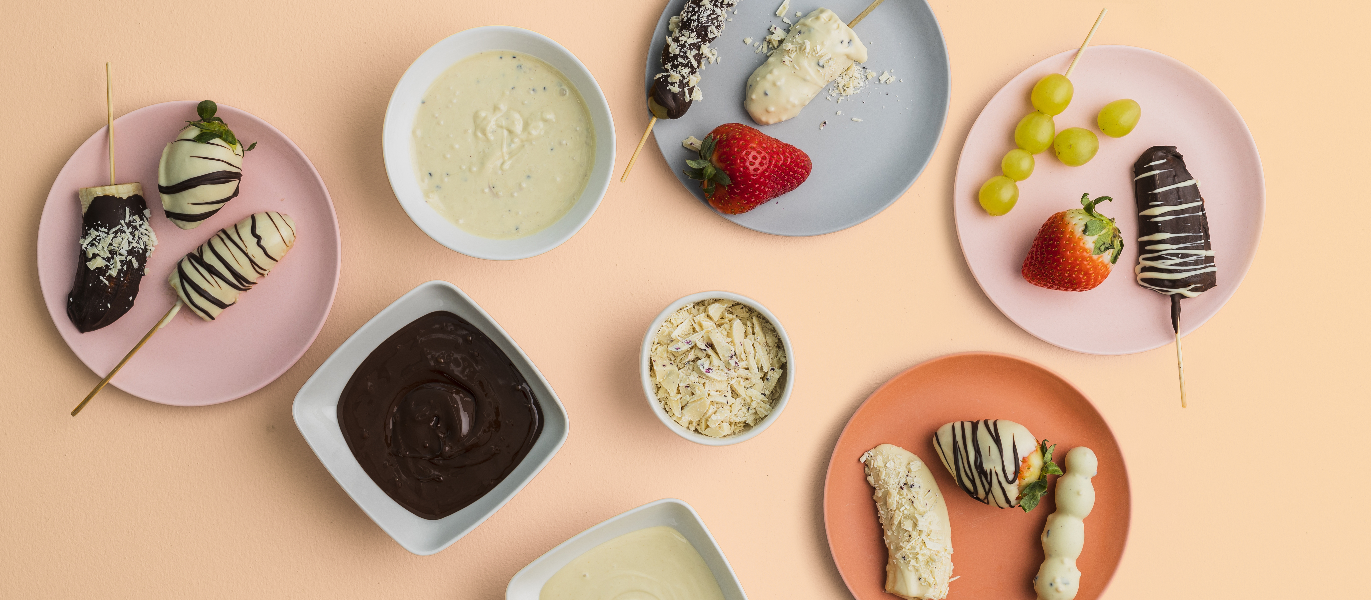 Suklaaseen dipatut mansikat ja hedelmät