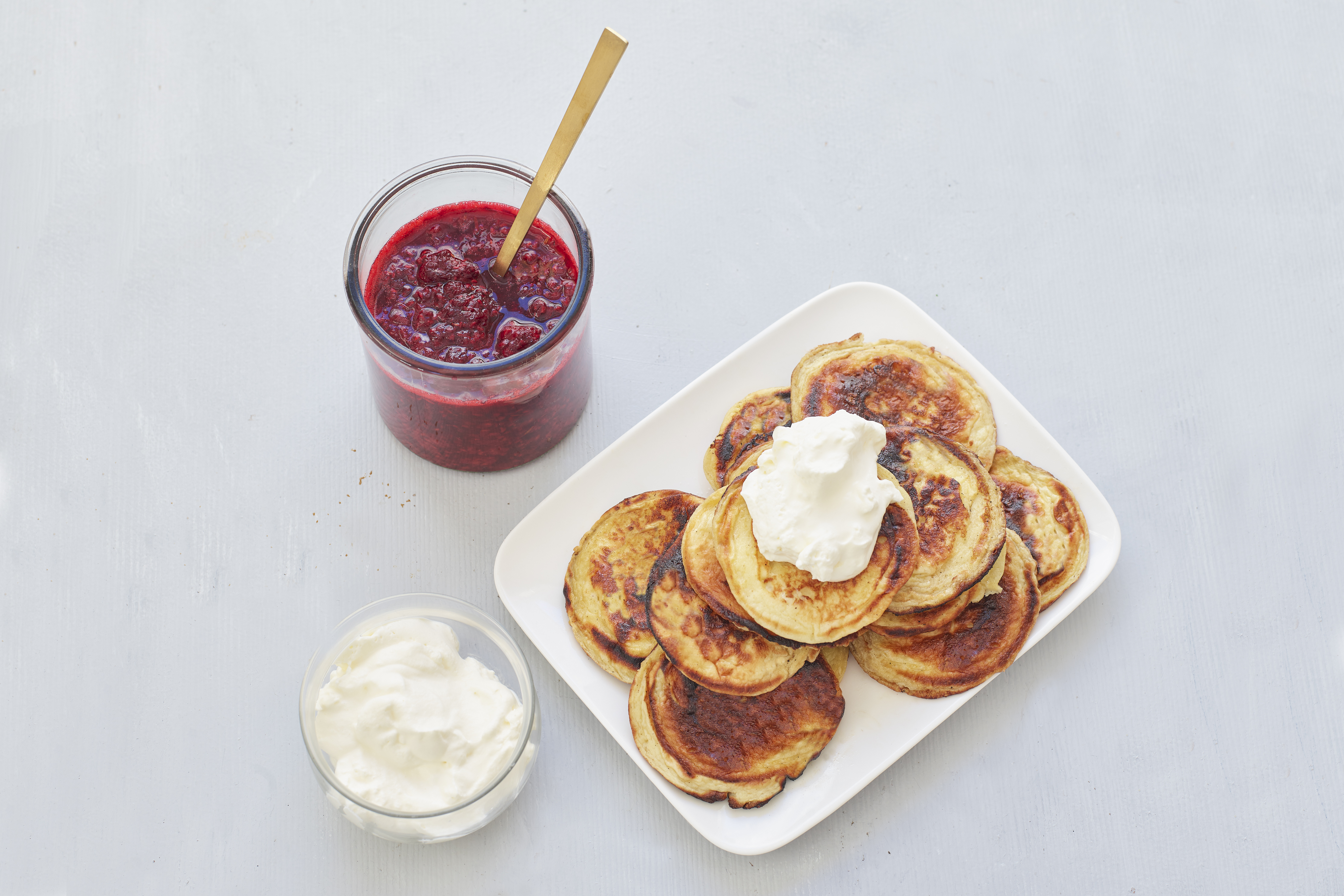 Syrnikit eli rahkaletut ja vadelmahilloke