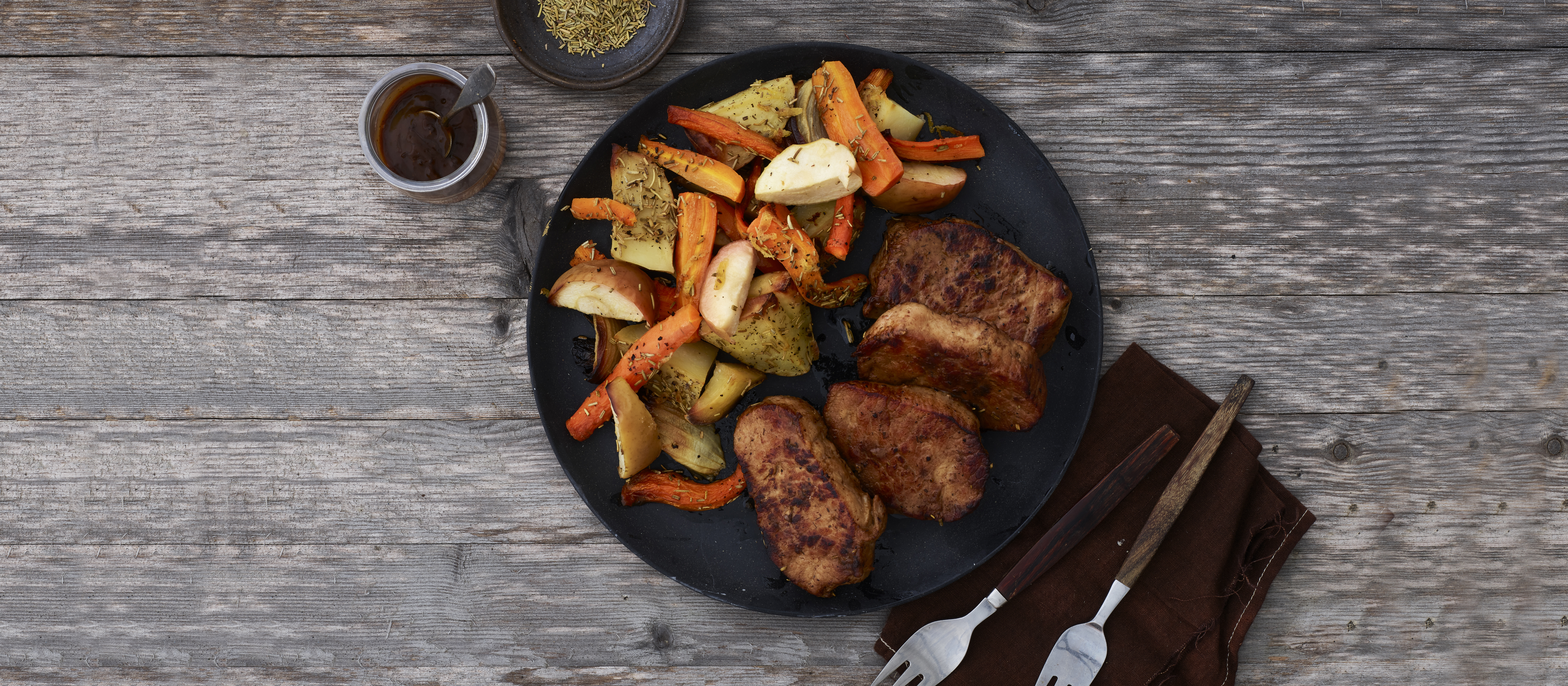 Porsaan ulkofileepihvit ja uunikasvikset