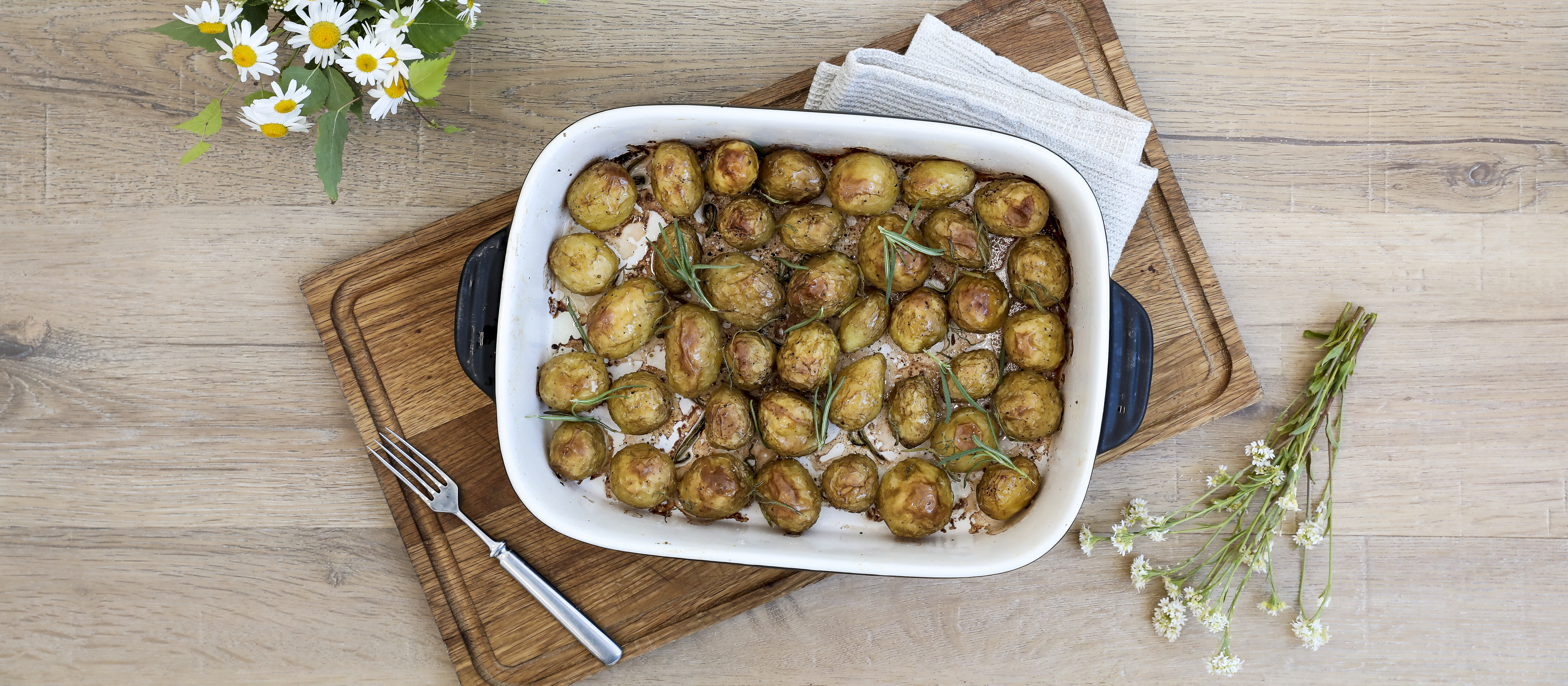 Uudet perunat uunissa