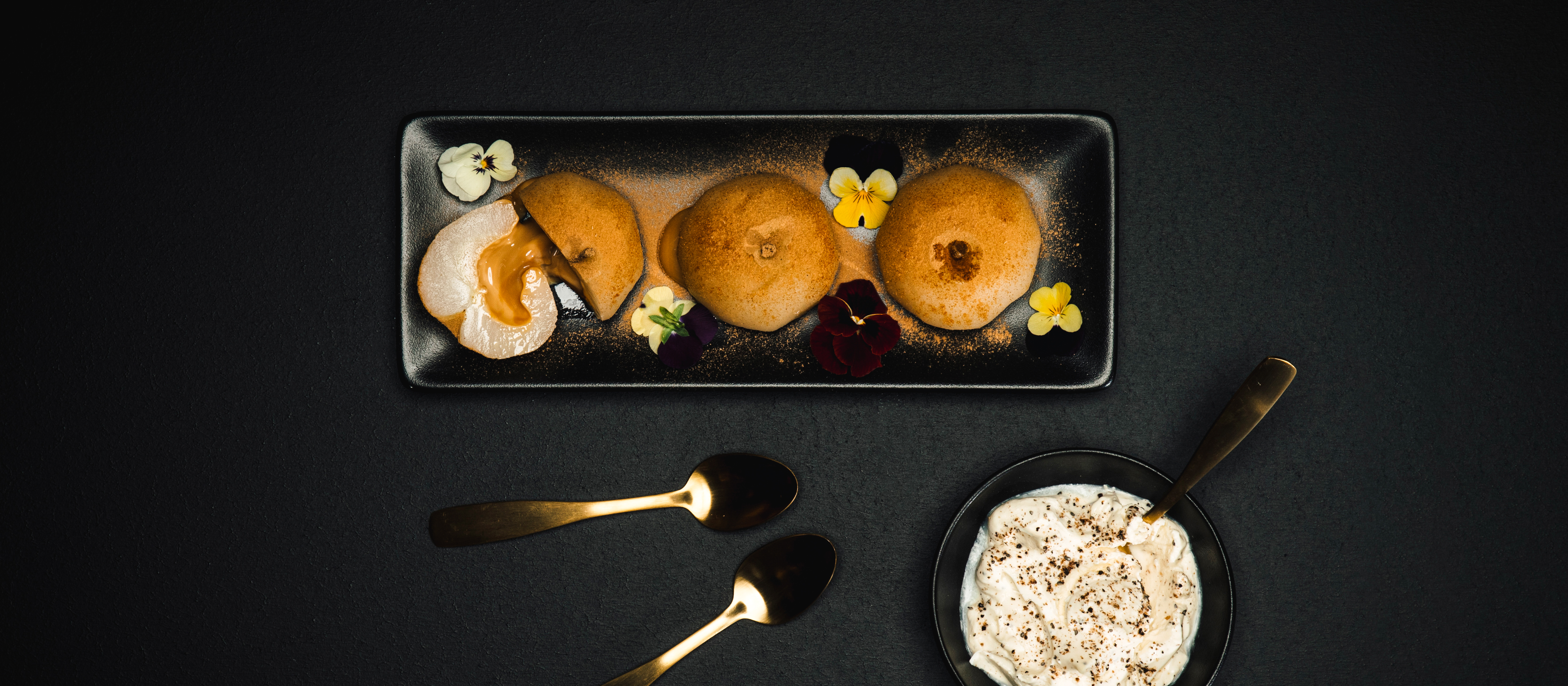 Omenamehussa haudutettua uuniomenaa ja suolakaramellia