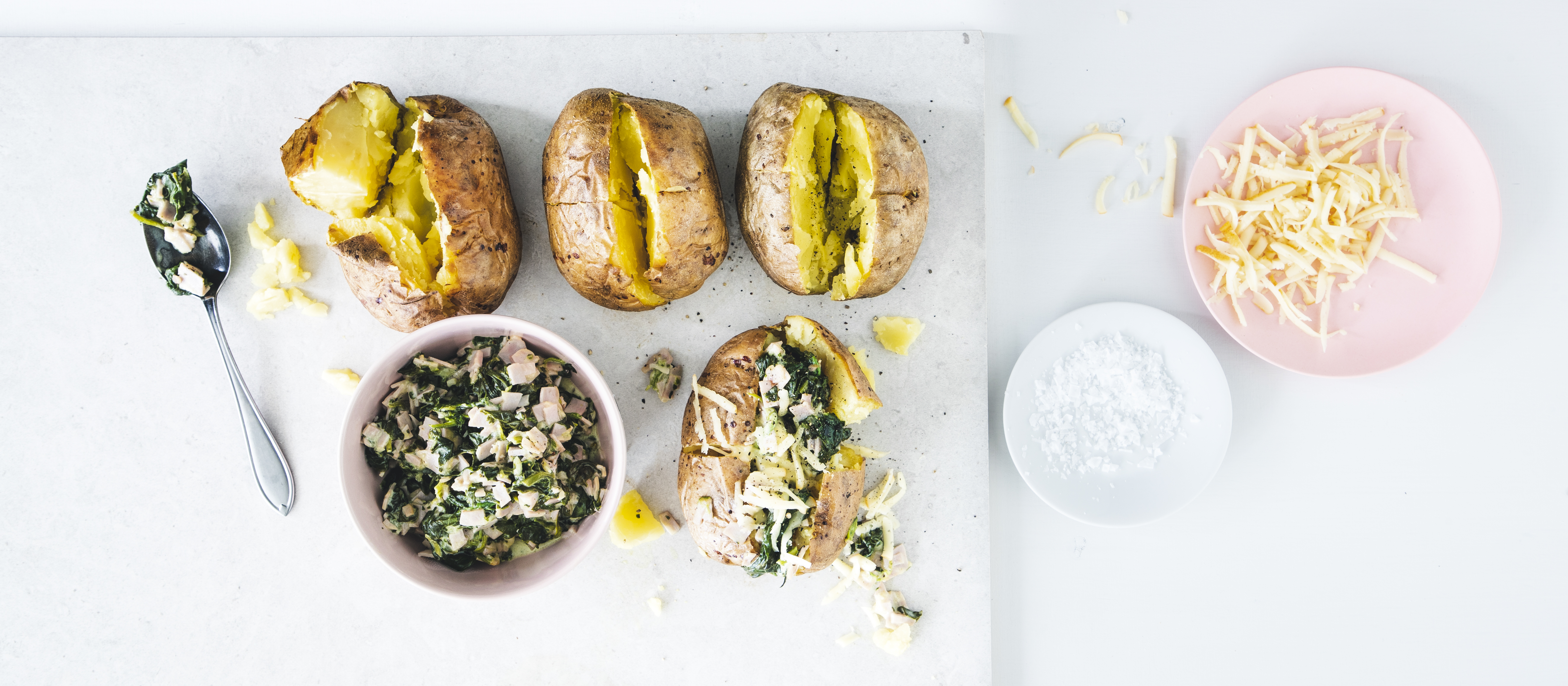 Uuniperunat ja lämmin kinkku-pinaattikastike