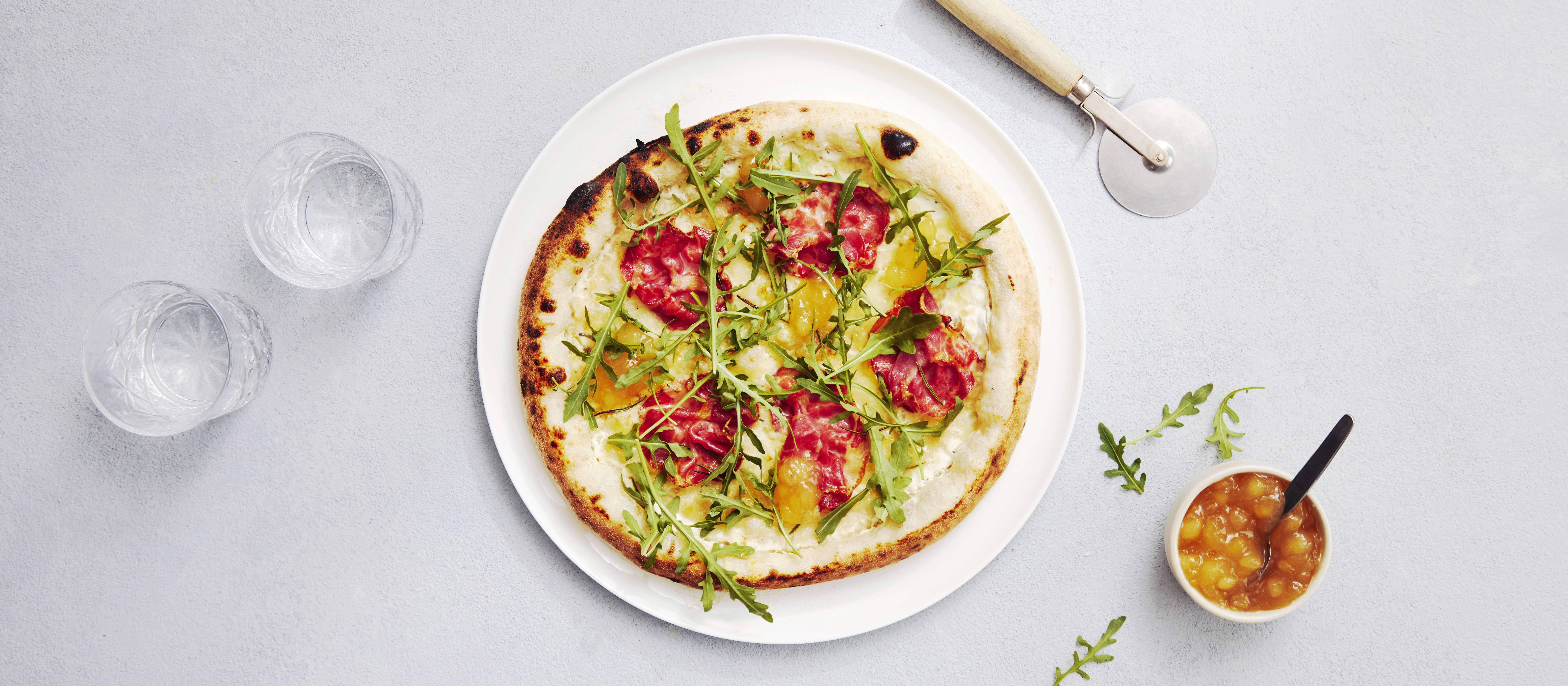 Valkoinen kinkkupizza