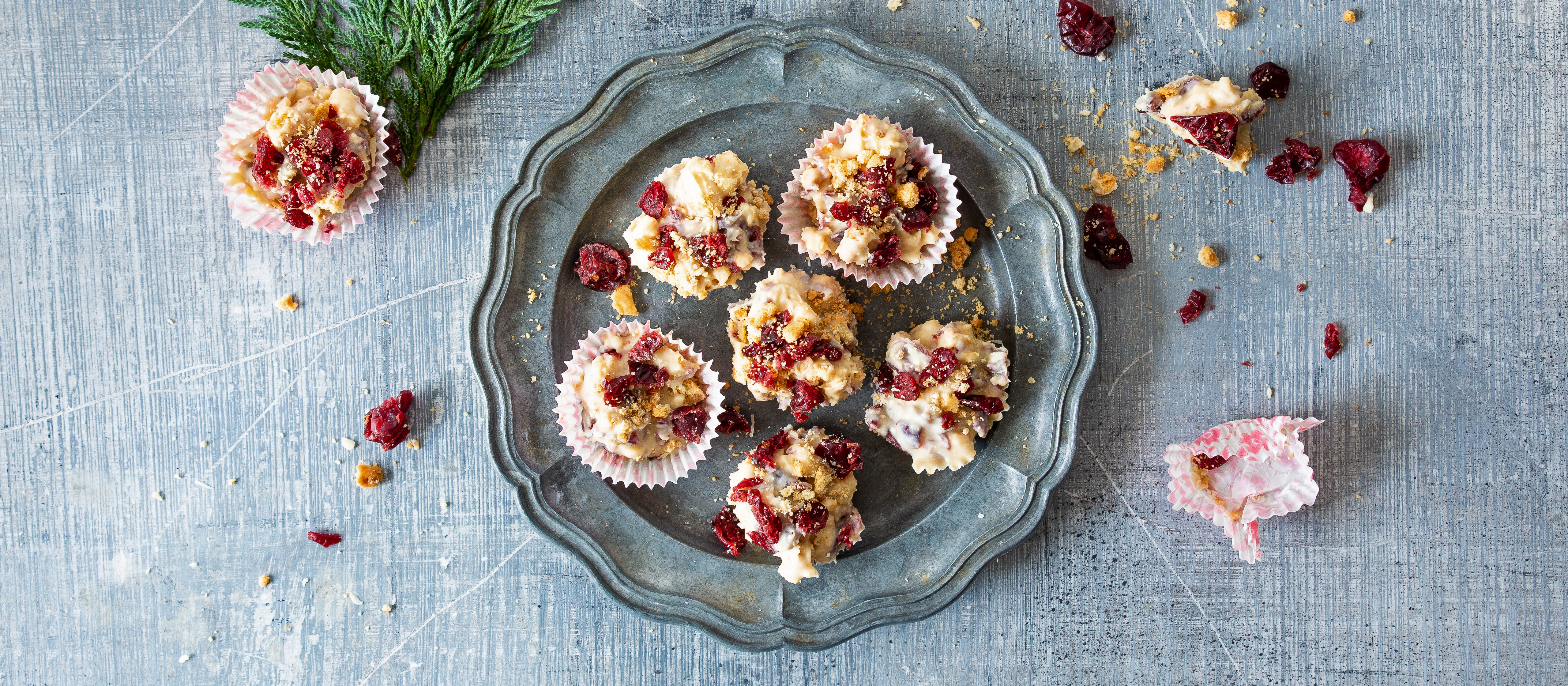 Valkosuklaa-karpaloherkut