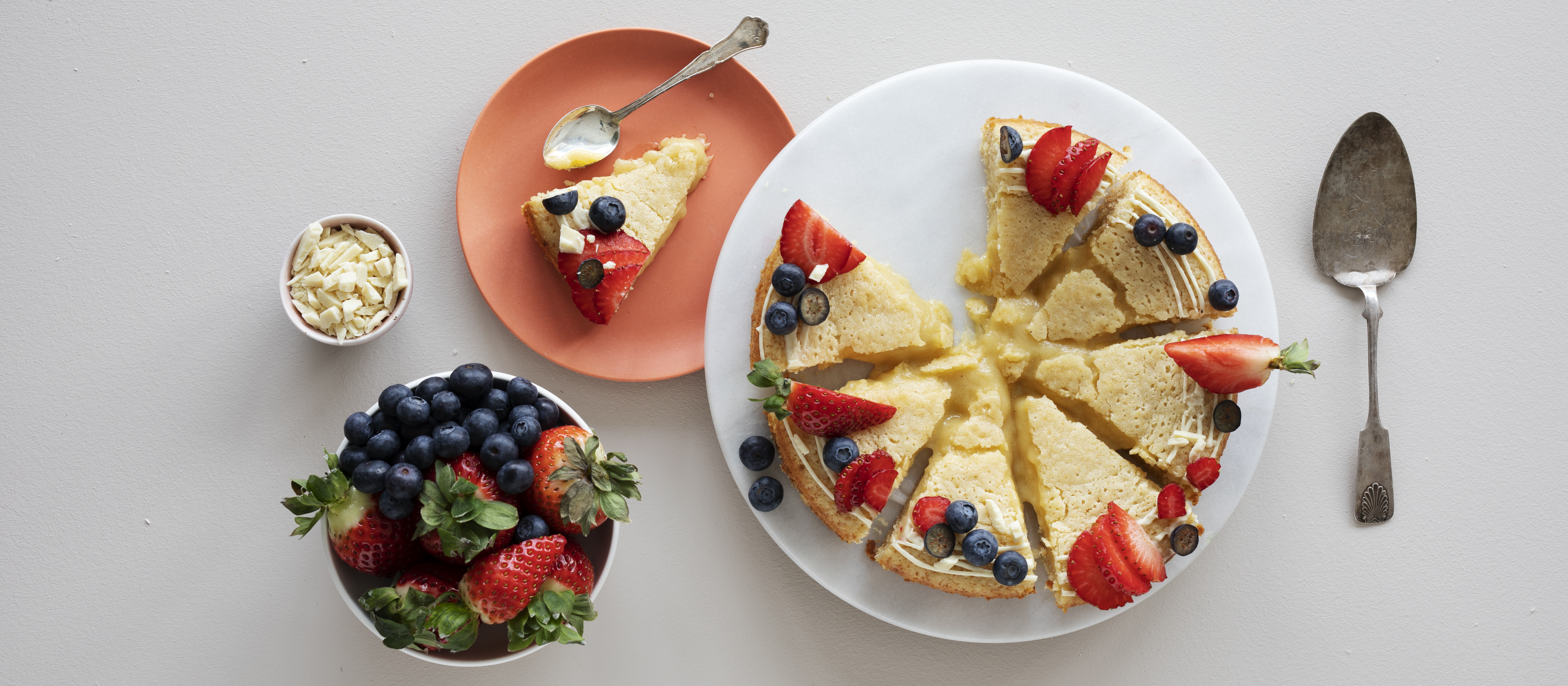 Valkosuklaamutakakku