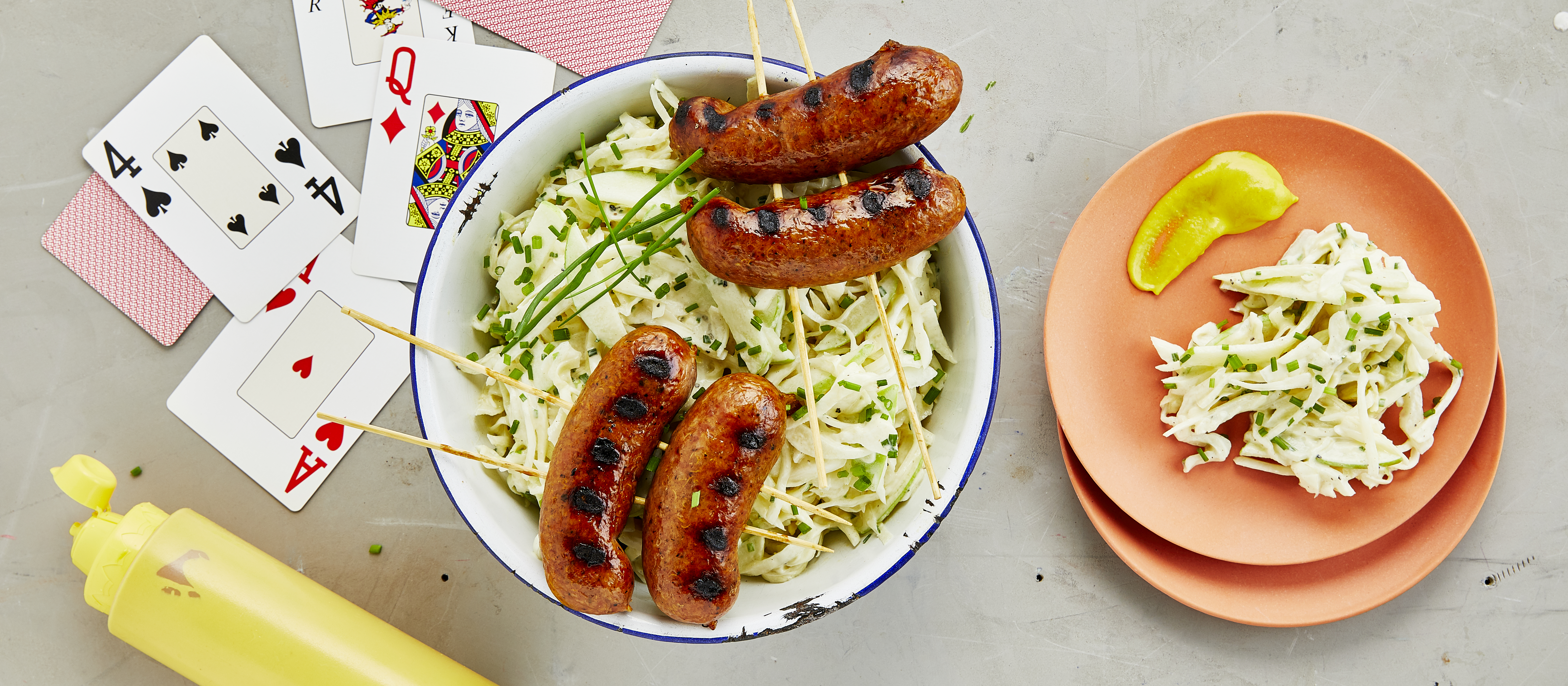 Varhaiskaalisalaatti ja makkarat