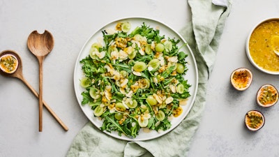 Vihreä salaatti ja passionkastike