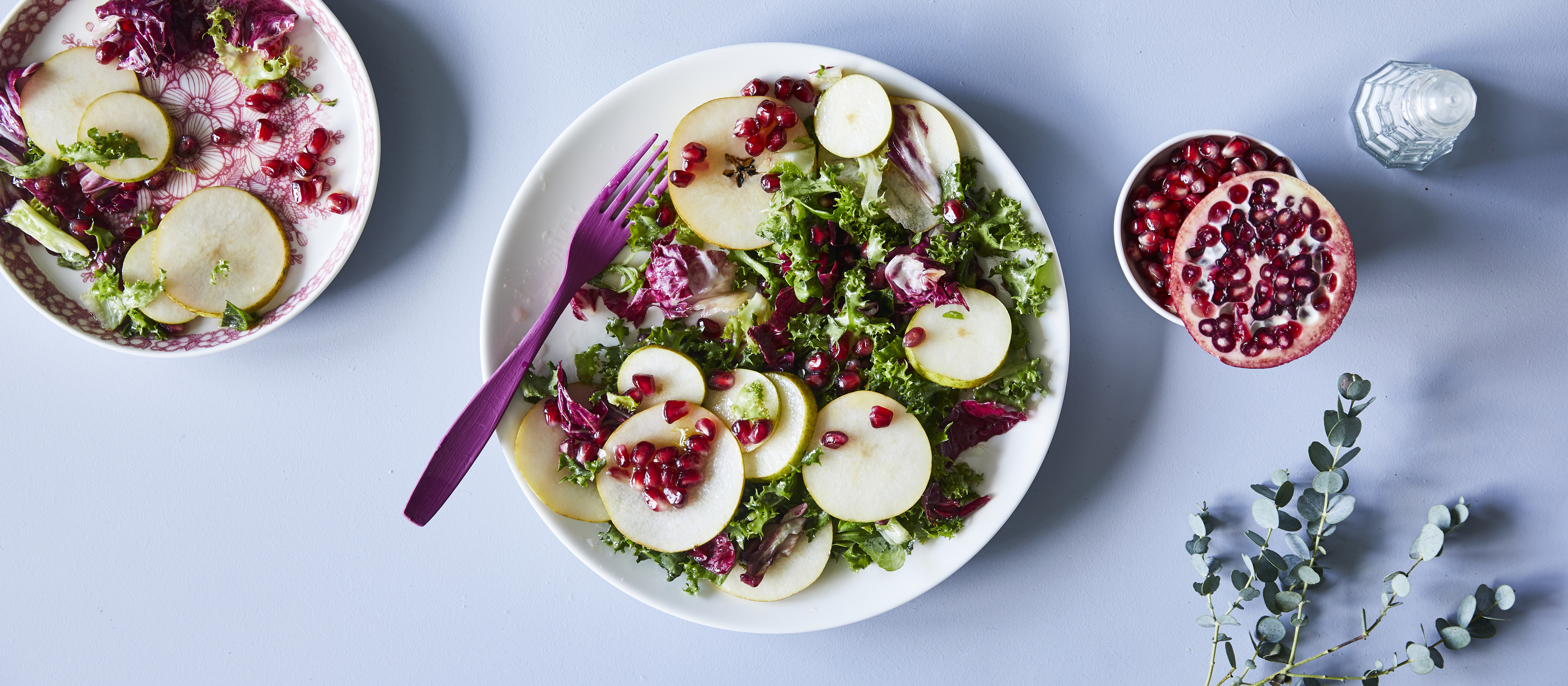 Vihreä salaatti ja granaattiomenavinegretti